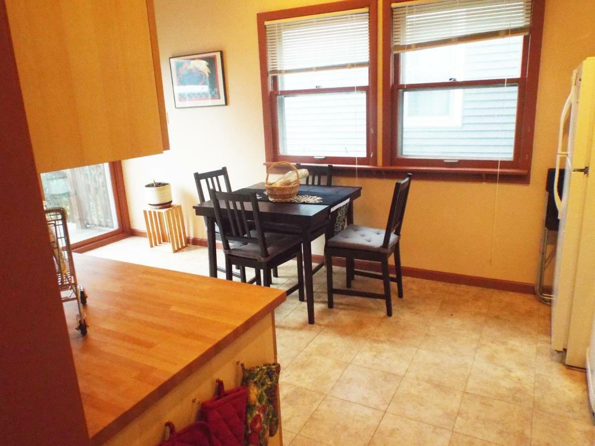 Comfortable 3 Bedroom Craftsman Bungalow In Milwaukee'S Bay View Neighborhood Exterior foto